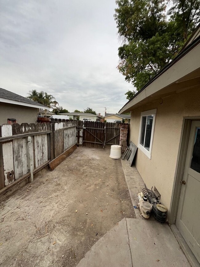 Building Photo - 427 N Santa Ana St
