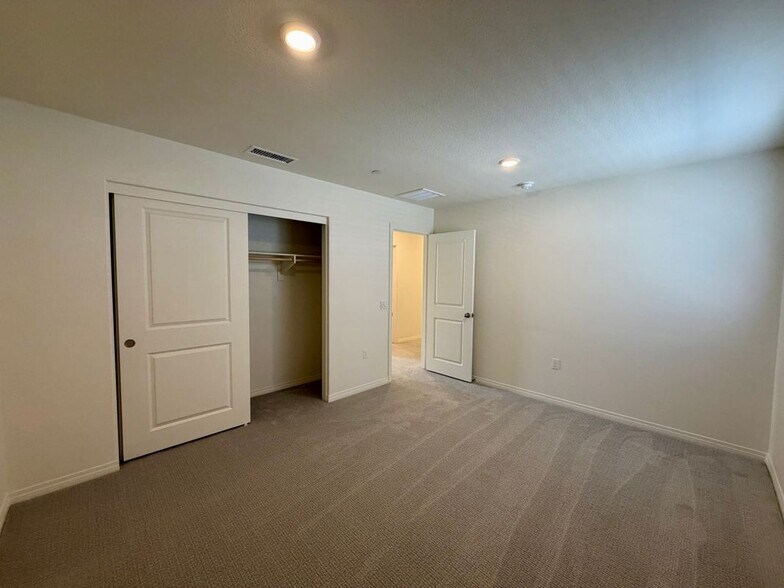 Building Photo - 9643 Babaco St