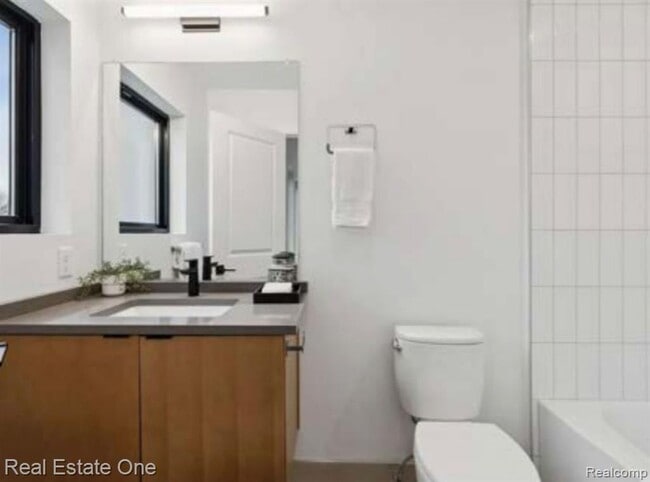 Building Photo - 1547 Pallister St