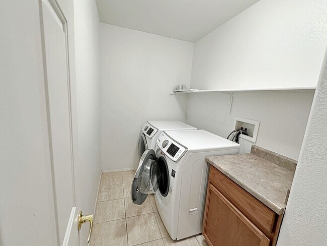 Building Photo - 3 BEDROOM + LOFT HOME IN GATED COMMUNITY IN NORTHWEST