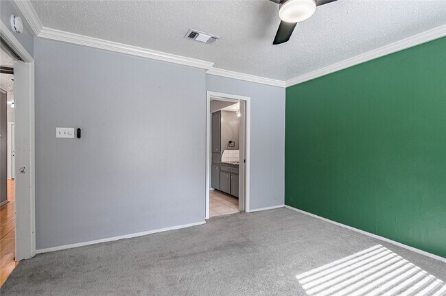 Building Photo - 514 Hickory Dr