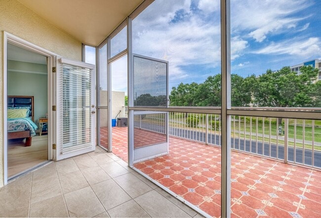 Building Photo - Updated 3 bedroom unit overlooking the Eas...