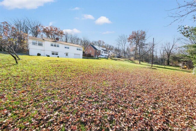 Building Photo - 22 Quaker Hill Rd