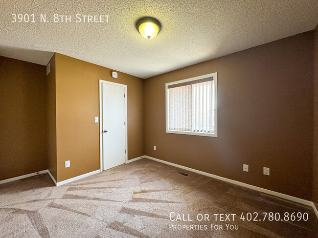 Building Photo - Fully remodeled townhome for rent!