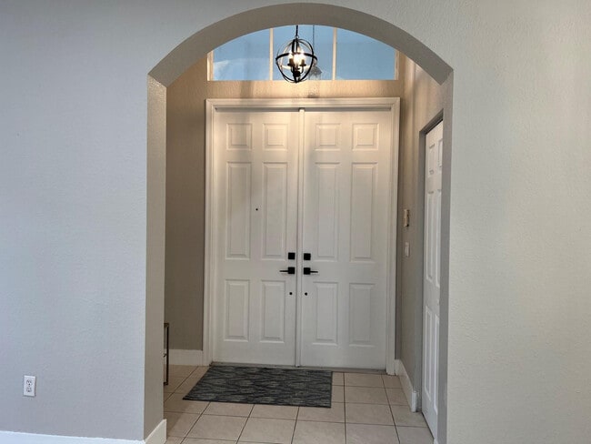 Building Photo - 4926 Ave