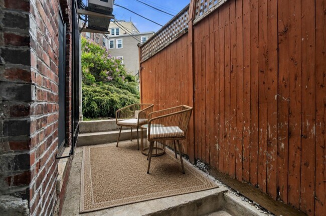 Building Photo - 510 Medford St