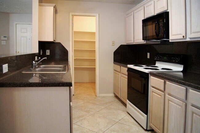 Building Photo - 8051 Bay Branch Dr