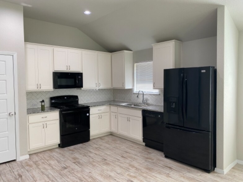 Building Photo - 315 Schuylerville Dr