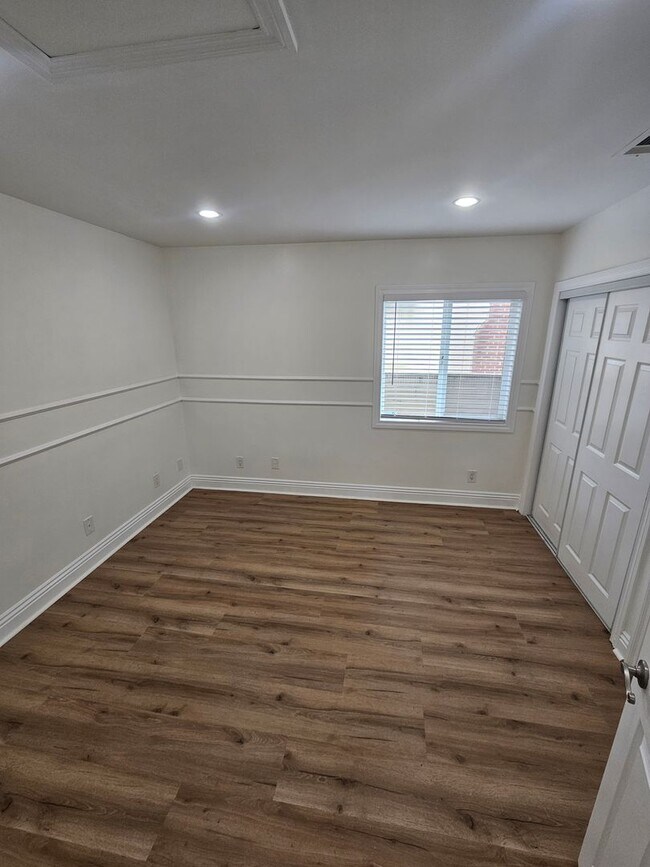 Building Photo - 3-bedroom, 2-bathroom home located in the vibrant city of Long Beach