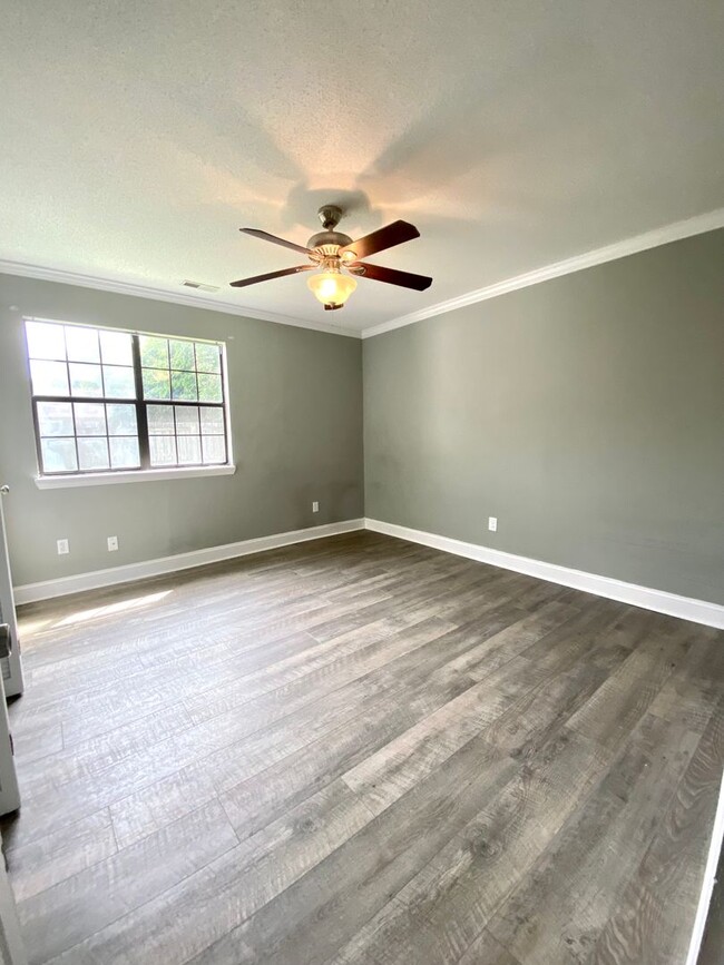 Building Photo - Beautiful 3 Bedroom 2 Bathroom House Off o...