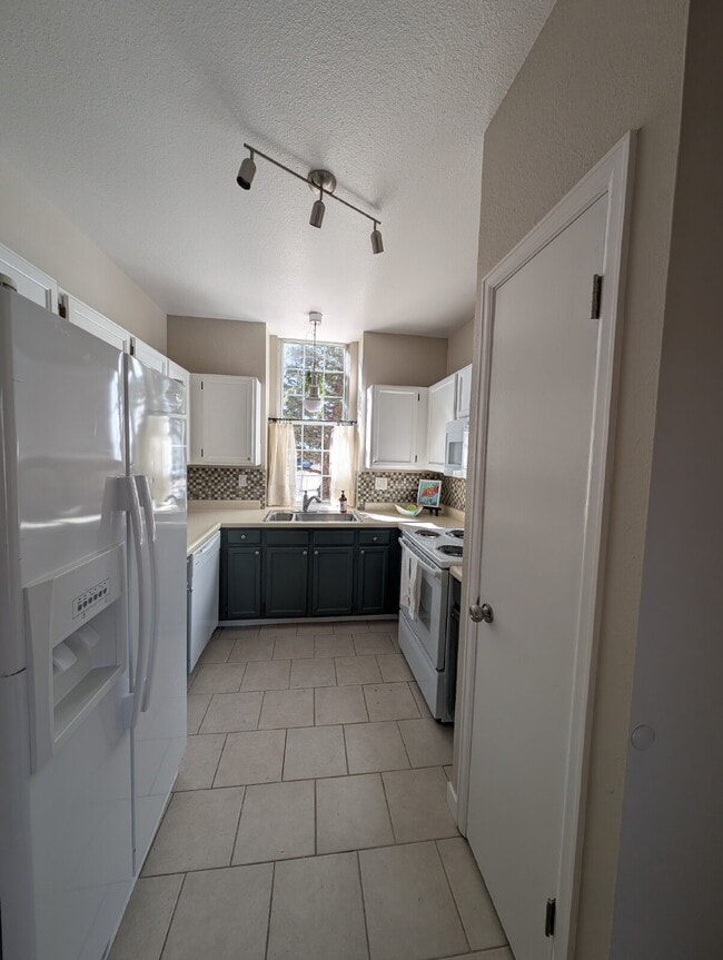 Building Photo - Charming 3-Bed, 2-Bath Home for Rent in Aurora – Backs to Open Space!