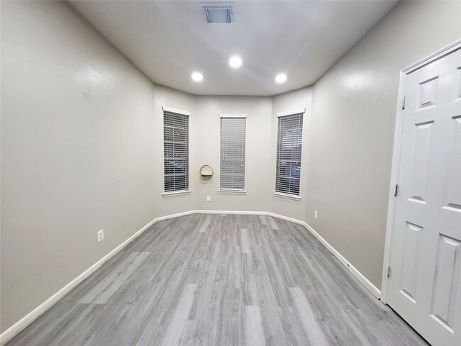 Building Photo - 7334 Jacobs Well Dr