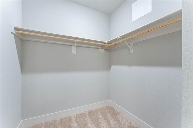 Building Photo - 913 NE Hts Ln