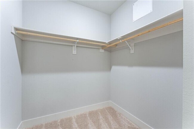 Building Photo - 923 NE Hts Ln