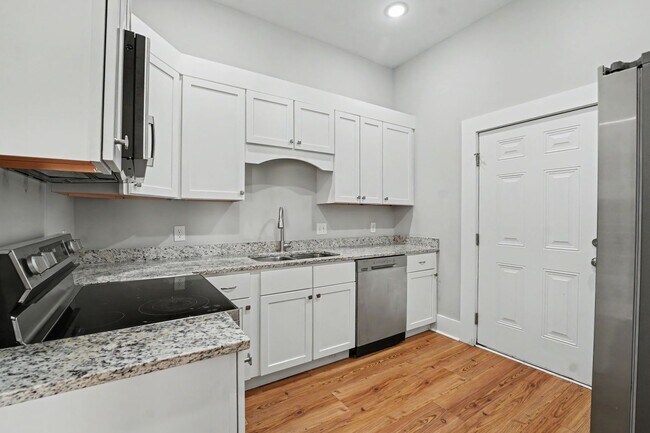 Building Photo - 311 W 39th St