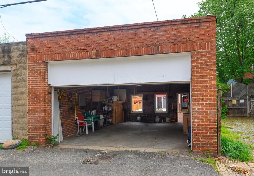 Building Photo - 716 12th St NE