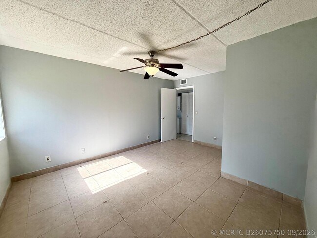 Building Photo - 1821 Fairview Villas Dr