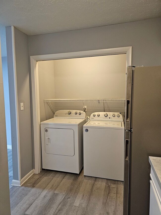 Building Photo - 672 Bartons Landing Pl