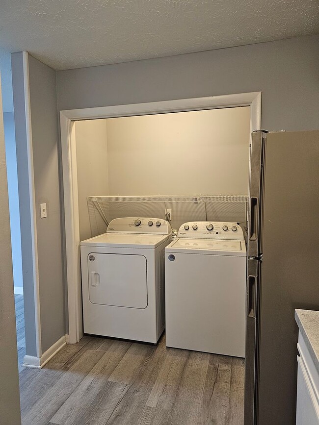 Building Photo - Newly Renovated 2 Bedroom, 2 Bath Condo in...