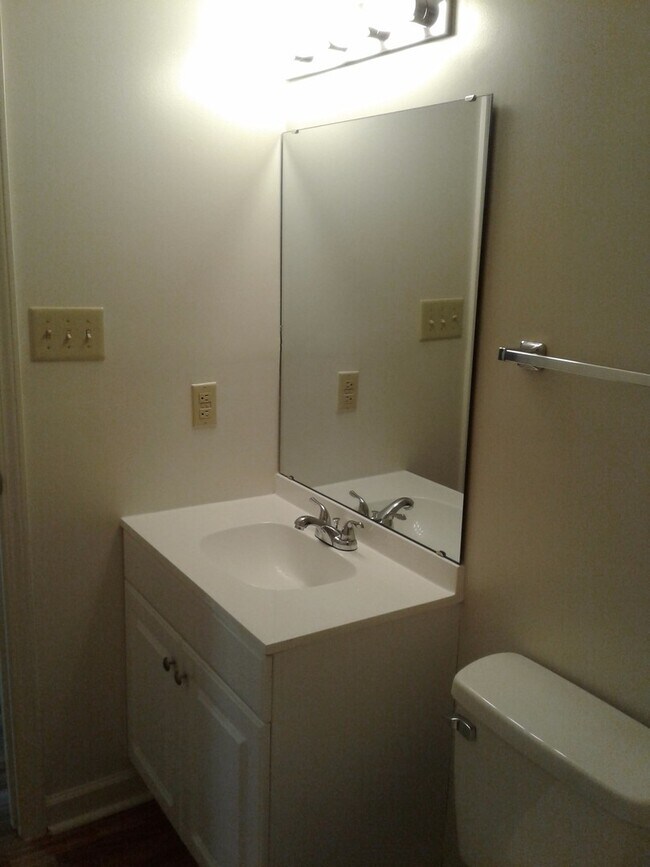 Building Photo - 2 Bedroom, 1 bath apartment - Downstairs Unit