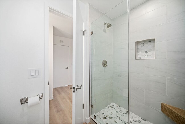 Building Photo - Fully remodeled luxury 3 bedroom 2 bathroo...