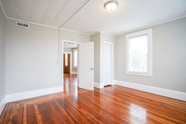 Building Photo - 10-12 River Street