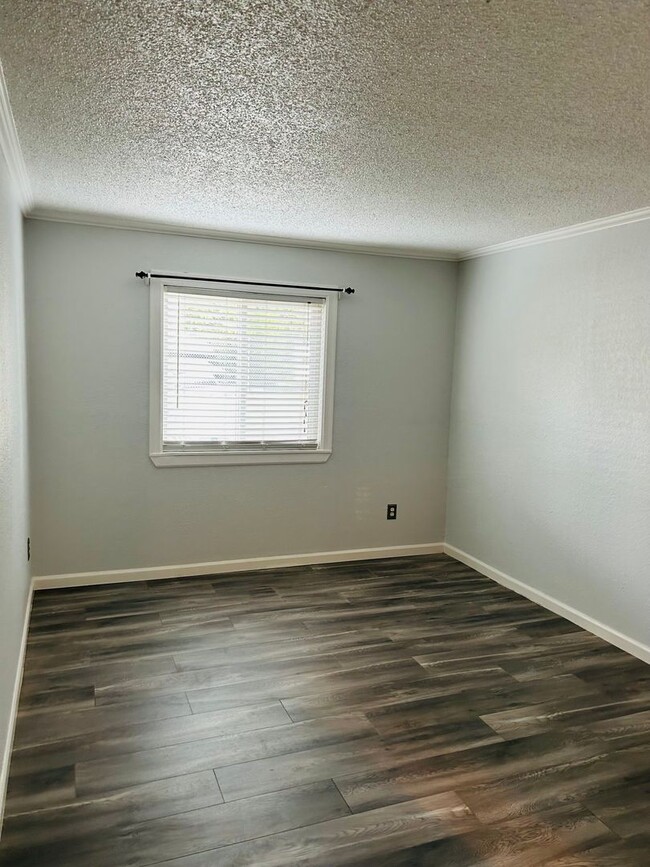 Building Photo - Juanita Updated 2 Bedroom 1 Bath Condo W/D...