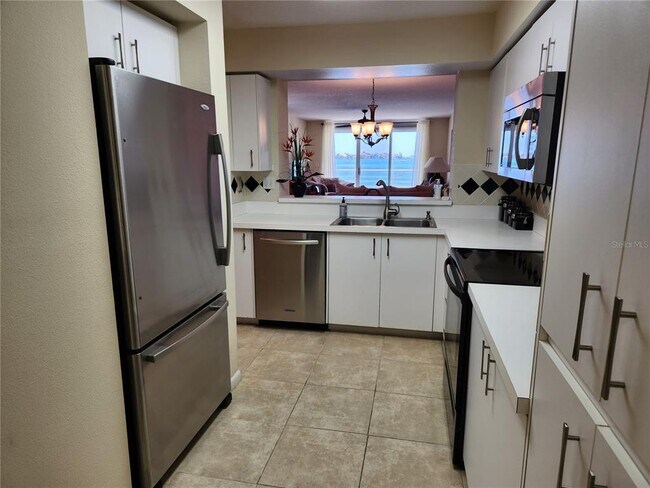 Building Photo - 6105 Bahia Del Mar Cir N