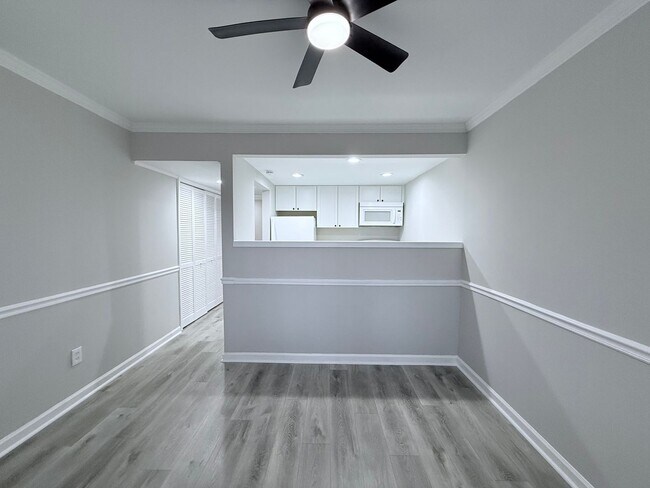 Building Photo - Renovated townhome in Great Alpharetta location