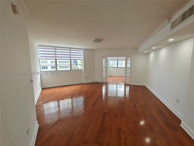 Building Photo - 825 Brickell Bay Dr