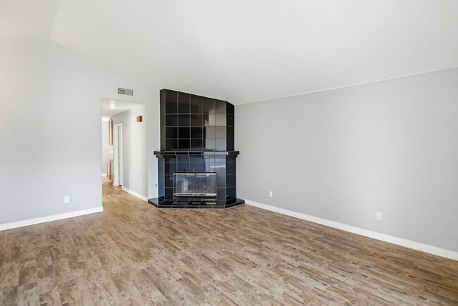 Building Photo - Beautifully Maintained 2 Bed / 2 Bath Home in Gated West Village Community