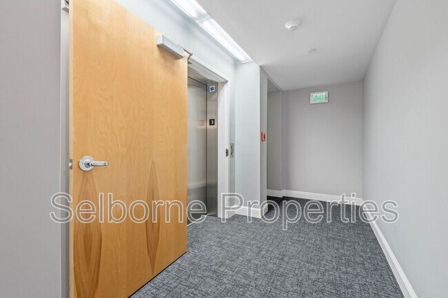 Building Photo - 33 Clementina St