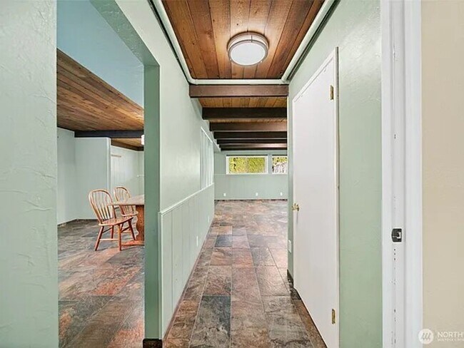 Building Photo - Luxury Home with Views, Maintained Pool and Yard. 5Bed, 3 Bath Great Location