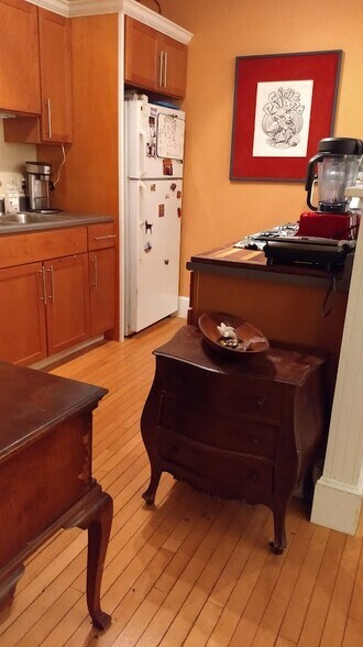 Building Photo - 325 Spring St