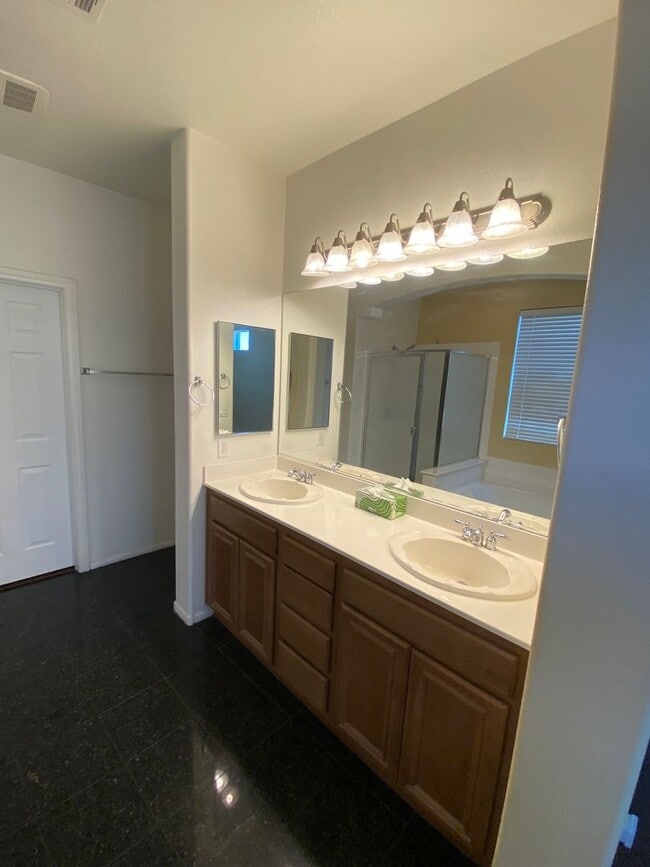 Building Photo - Beautiful 3 bed/2 bath home located in the...