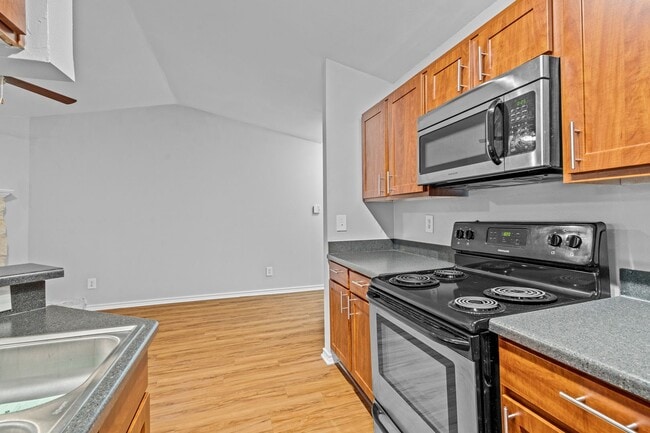 Building Photo - Awesome Huge 1 BD with Garage -  Dog Park - Resort Pool - One Month Free Rent - $1195