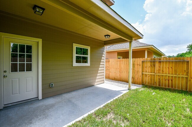 Building Photo - 2819 Topiary Ln