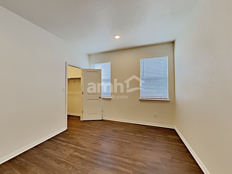 Building Photo - 2717 Lillybrook Ln