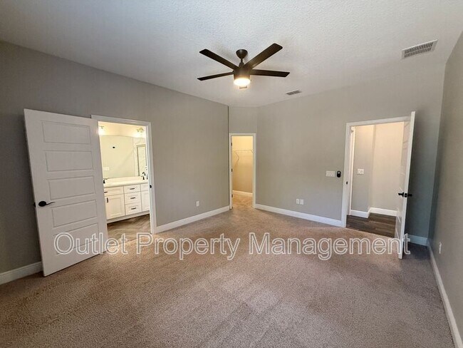 Building Photo - 926 Feather Dr
