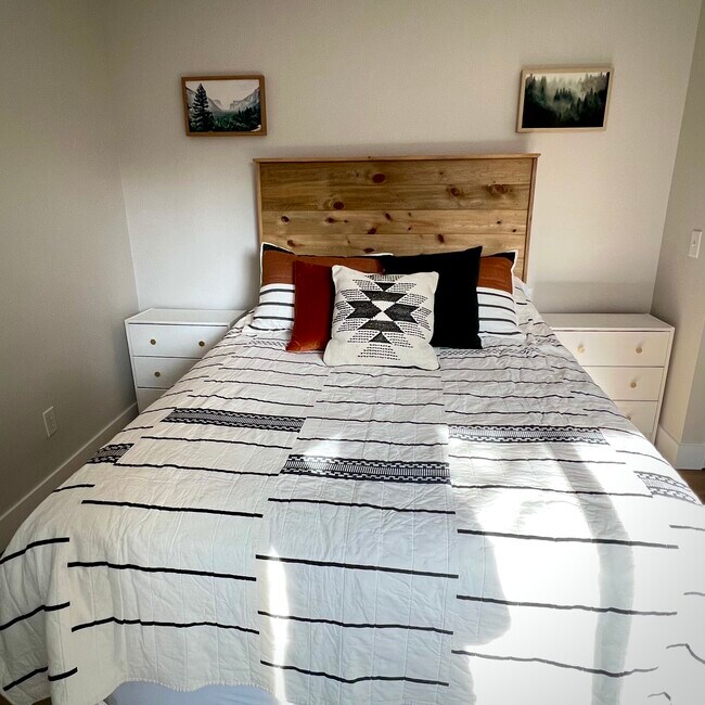 Building Photo - 14372 W Archer Ave