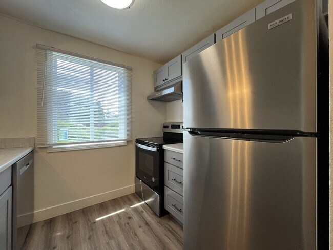 Building Photo - Spacious Corner Apartment with Three Bedrooms, Open Living Space & Modern Kitchen