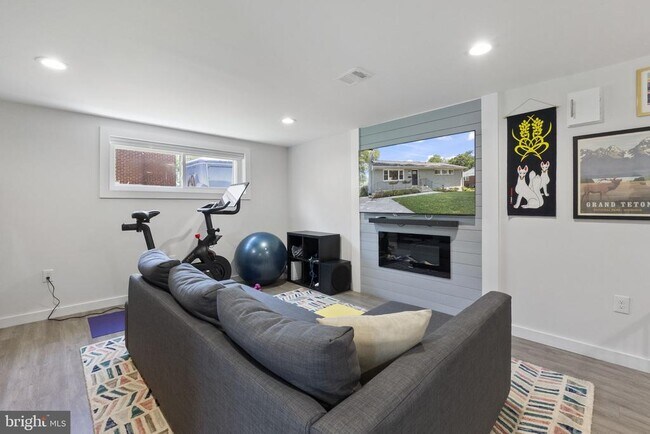 Building Photo - 8114 Drayton Ln