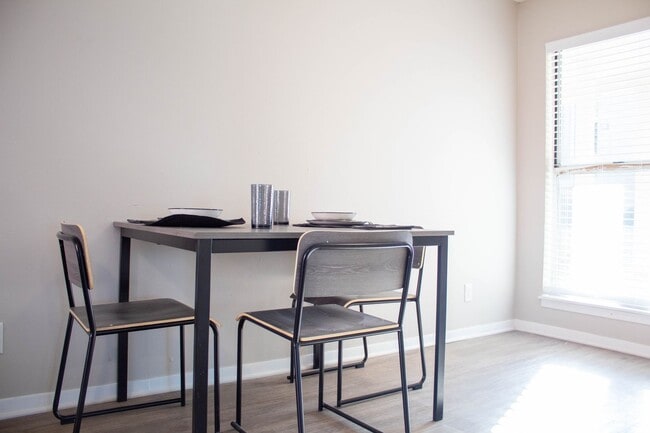 Interior Photo - 107 E Springfield