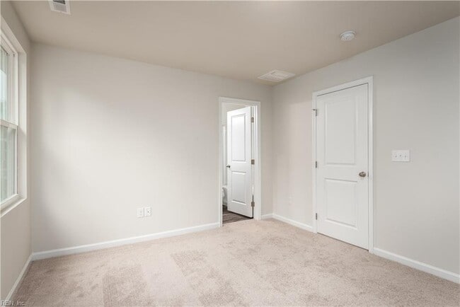 Building Photo - 701 Lakeview Cove