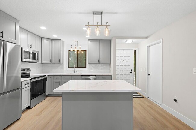 Building Photo - 805 Clake St