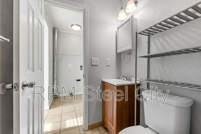 Building Photo - 903 W 15th St