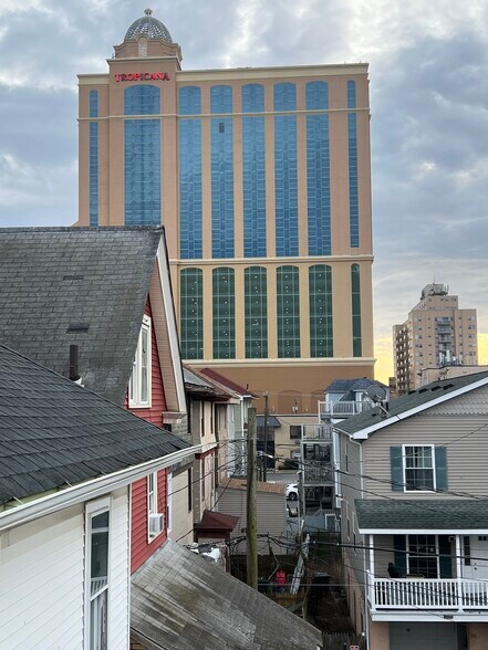 Building Photo - 2605 Monterey Ave