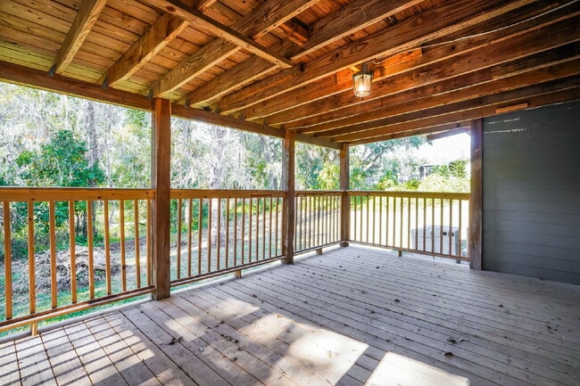 Building Photo - "Charming 3-Bed Sanctuary with Scenic Views in Floral City - 1608 Sq Ft of Comfort!"