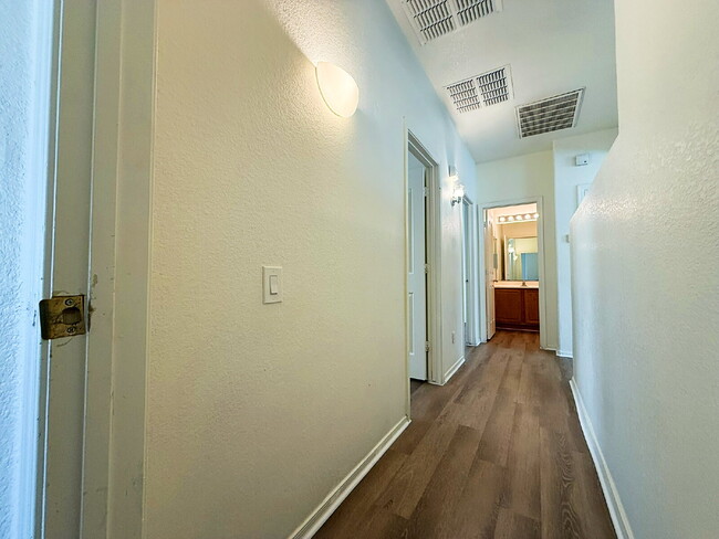 Building Photo - "Charming 3-Bed, 2-Bath Oasis with 1,430 Sq Ft in Phoenix's Heart!"