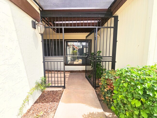 Building Photo - 920 W Solcito Ln